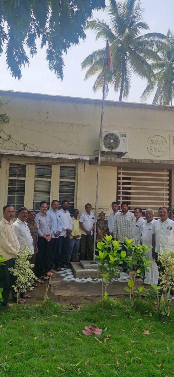 आज तासगाव येथे राष्ट्रवादी काँग्रेस पक्ष - शरद पवार पक्षाच्या २६ व्या वर्धापन दिनानिमित्त पदाधिकाऱ्यांनी ध्वजारोहण करण्यात आले. 
#rrpatil #wewillrise