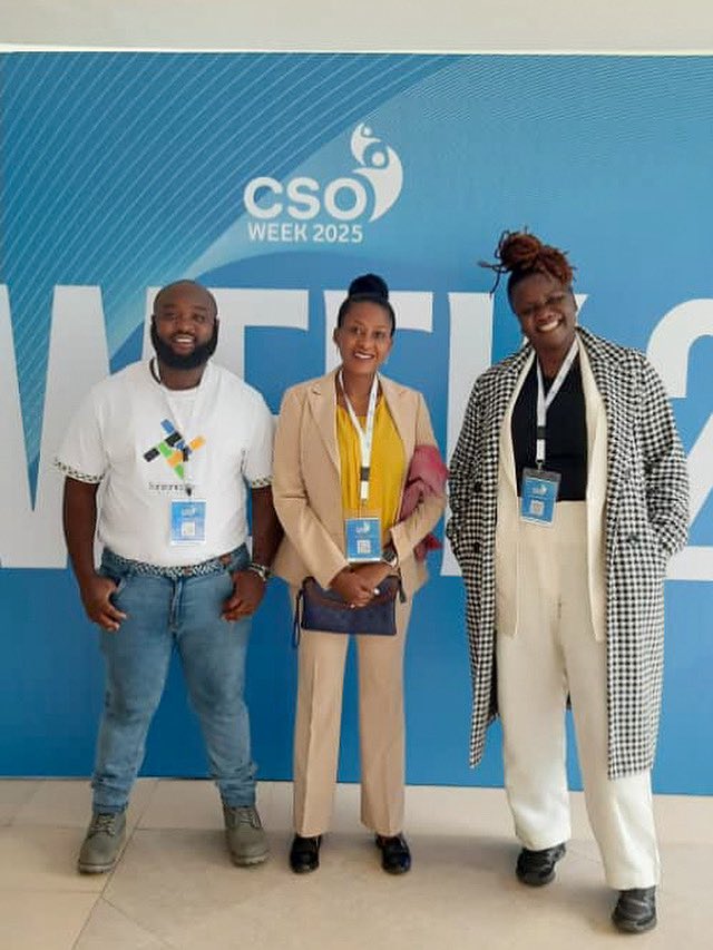 CivsourceAfrica's tweet image. ✍🏾Kuonyesha Art Fund Connects at CSO Week 2025 

A beautiful encounter during CSO Week 2025 with Abella and Dominic, two of our inspiring Kuonyesha partners from Dar-es-Salaam.
📸Left: Dominic 
📸Centre:Kuonyesha Art Fund Lead Elizabeth Mbabazi 
📸Right: Abella

#CSOWeek2025