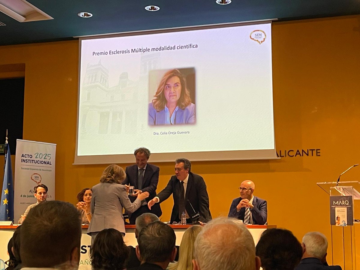 Labgencomplejas's tweet image. La semana pasada nuestra querida @C_OrejaGuevara recibió el Premio Esclerosis Múltiple (modalidad científica) por parte de la @seneurologia destacando su trayectoria en investigación clínica y su compromiso con y para los pacientes. ¡ENHORABUENA! 🥳👏