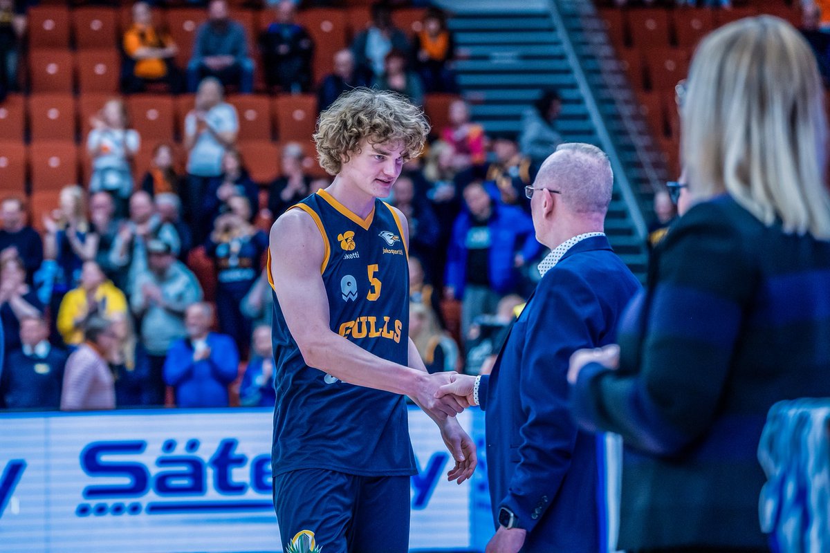 GullsBasketball's tweet image. ๐ฅ๐๐๐๐๐๐ ๐๐๐๐๐๐๐ ๐๐๐๐๐๐๐:
#5 ELIAS LESKINEN๐ค
Eliaksen kolmas kausi Gullsissa tuotti toisen Suomen mestaruuden! Kikkarapรครค oli jรคlleen tรคrkeรค osa joukkuetta ja erityisesti harjoitusvahvuutta๐ช
๐ธ Samira Lee
#gullsnation