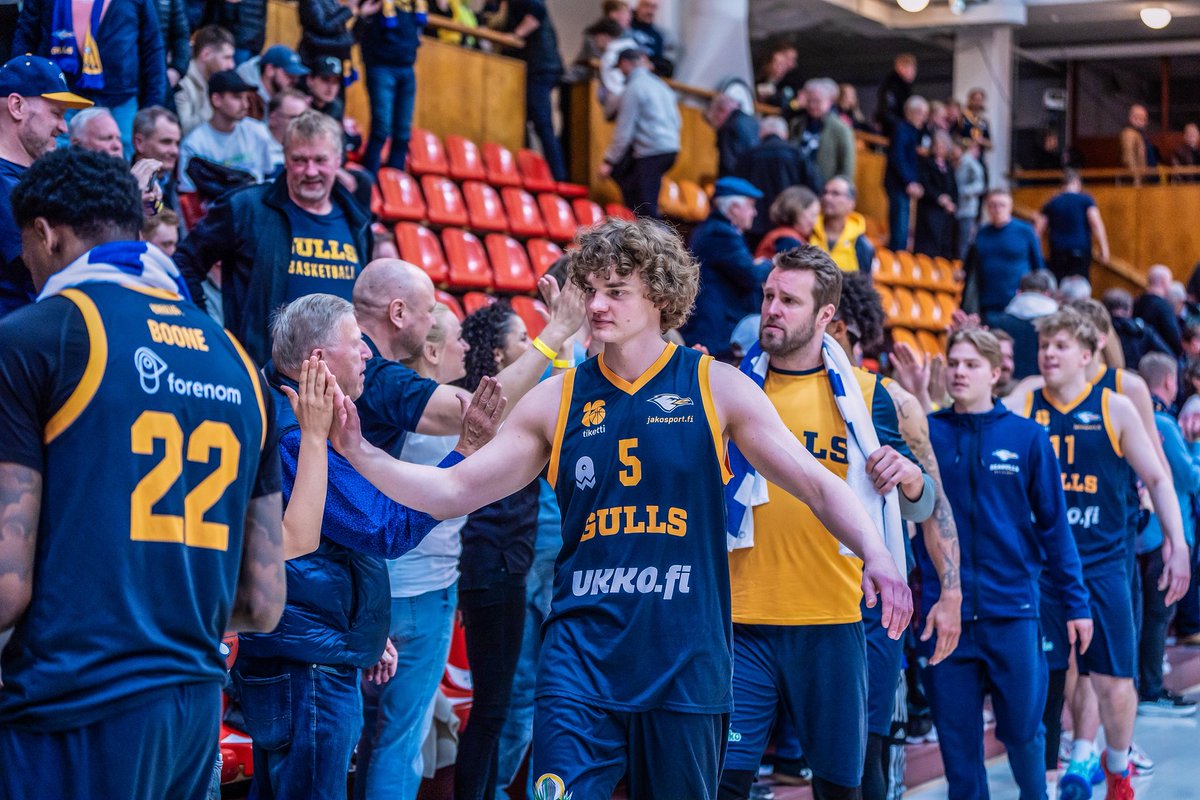 GullsBasketball's tweet image. ๐ฅ๐๐๐๐๐๐ ๐๐๐๐๐๐๐ ๐๐๐๐๐๐๐:
#5 ELIAS LESKINEN๐ค
Eliaksen kolmas kausi Gullsissa tuotti toisen Suomen mestaruuden! Kikkarapรครค oli jรคlleen tรคrkeรค osa joukkuetta ja erityisesti harjoitusvahvuutta๐ช
๐ธ Samira Lee
#gullsnation