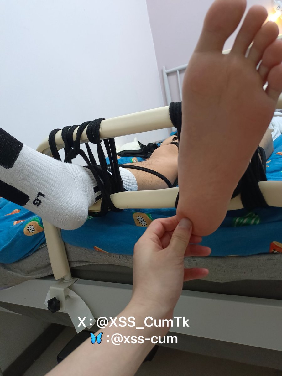 要给手买保险的小神手 (@xss_cumtk) on Twitter photo 一点点脱掉小弟弟的白袜,没了毛巾底白袜的保护更怕痒了😈😈😈
ps:小弟弟说想试试找个奴下给他舔脚 一点点脱掉小弟弟的白袜,没了毛巾底白袜的保护更怕痒了😈😈😈
ps:小弟弟说想试试找个奴下给他舔脚