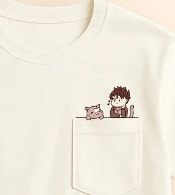 FuninVT_id's tweet photo. Psst, mau ada aku selalu di hatimu? 
Pakai aja T-shirt putih ini, ada Funin dan Opal lucu banget di atas sakunya! Bahan katun nya nyaman, breathable dan pas buat menemani hari-harimu. 
Yuk, buruan ambil sebelum habis! Cek di bawah yaa  ⤵️⤵️ https://t.co/Gf75qEML1t