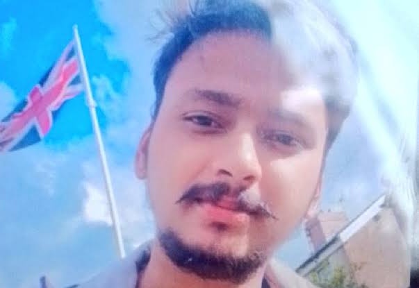 JaikyYadav16's tweet photo. जिन्हें लगता है कि 

जीवन में ढंग से पढ़ाई करो और मेहनत करके नौकरी लेने के बाद लाइफ सेट है उनके लिए यह जानकारी है,

पहली तस्वीर में HR Manager मानव शर्मा है जो पत्नी के कारण मर गया।

दूसरी तस्वीर में Merchant Navy Officer सौरभ है जिसे पत्नी ने ड्रम में भर दिया।

तीसरी तस्वीर में AI Engineer अतुल सुभाष है जो पत्नी से तंग आकर मर गया।

चौथी तस्वीर में Bussinessman राजा रघुवंशी है जिसे पत्नी ने मरवा दिया।

आजकल जीवन की सबसे बड़ी चुनौती पढ़ाई और नौकरी नहीं बल्कि

एक अच्छी पत्नी पाना और शांति और खुशी से जीवन जीना है।