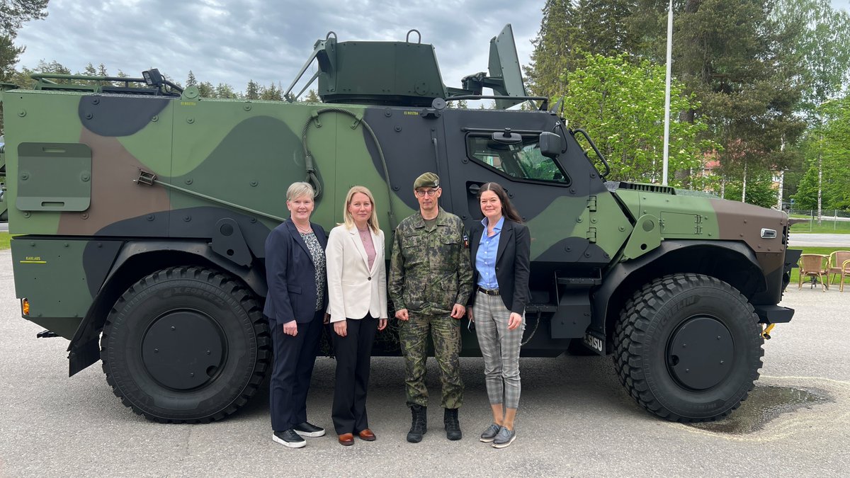 Maavoimat's tweet photo. Valtiokonttorin pääjohtaja Liisa Räsänen vieraili Maavoimien esikunnassa operaatiopäällikkö Sami-Antti Takamaan isännöimänä. 

"Kävimme läpi laajasti yhteistyöalueet ja totesimme yhdestä suusta, että yhteistyö on toimivaa ja eteenpäin katsovaa."
#Maavoimat #Valtiokonttori #VIRYT https://t.co/tyU5Zp1OFc