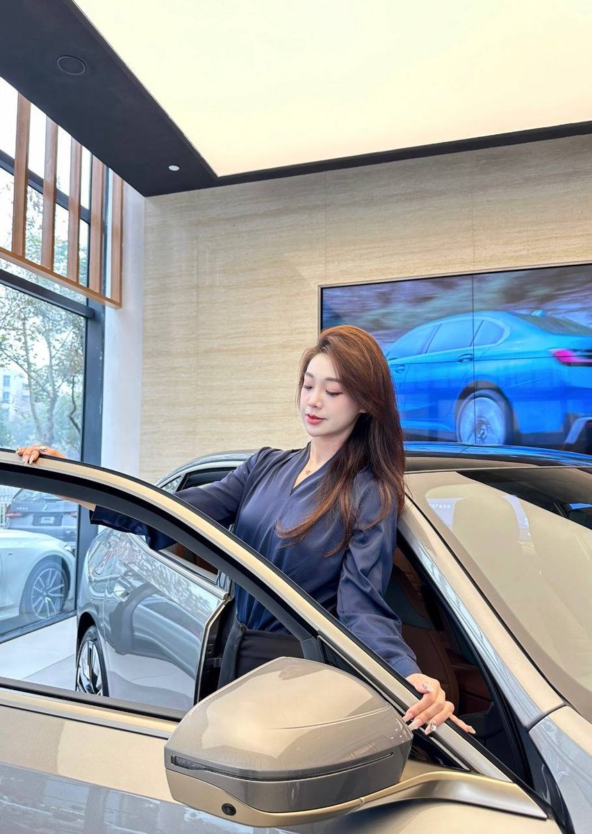 marianblanco1's tweet photo. 买车其实是一件很枯燥的事情，每天都要笑脸相迎对着客户…

不过今天很开心，有个粉丝特地来找我买车，他还是个宝马忠实粉丝，说带我去看他的车。就是看着看着变成捏我的胸和丝袜脚了…

果然男人都坏坏的，不过男人不坏女人不爱，有想法的男人才更让人喜欢～最近想感受更多的刺激了，有同城的吗～ https://t.co/dsn6aMHPHy