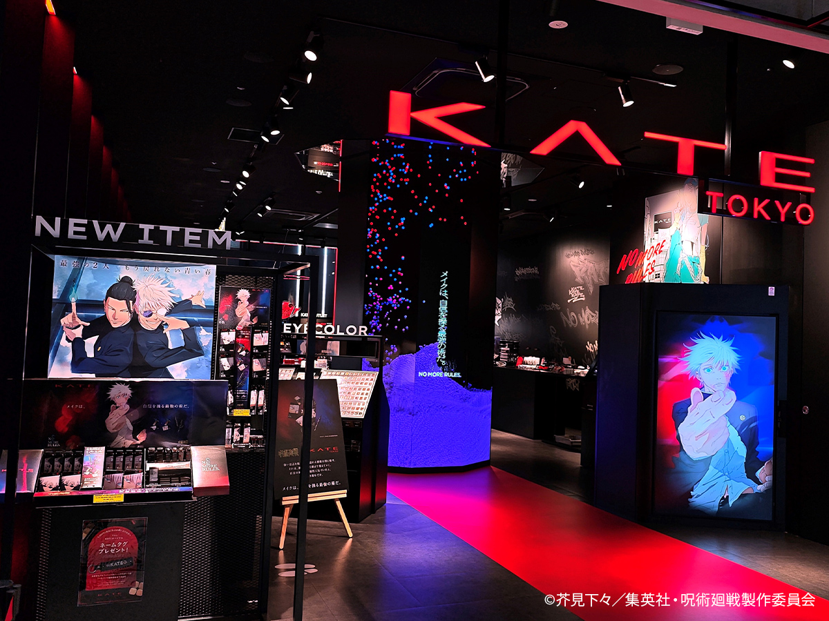 KATETOKYO_PR's tweet photo. ◤KATE SHIBUYAが呪術廻戦に染まる◢

店内が #呪術廻戦 仕様に変身！
レジ奥には #五条悟 と写真が撮影できるフォトスポットも！

撮影したら #メイクは最強の術だ をつけて投稿してくださいね！ https://t.co/nAVVo2BAjU