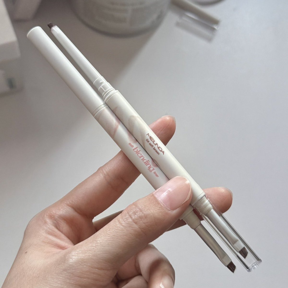 peartunwarat's tweet image. อยากกริ้ดดด ไลเนอร์แบรนด์ไทย=เข้าใจคนไทยที่สุด เมลินดาชีเสิร์ฟอายไลเนอร์ 2 หัว เป็นดินสอกับแปรงไว้เกลี่ย นี่แหละที่ตามหา ไม่ต้องใช้เล็บกรีดอีกต่อไป คอลนี้มีสีขาวครีมไว้ทำดอลลี่อายได้อีก เพอร์เฟ็กกก