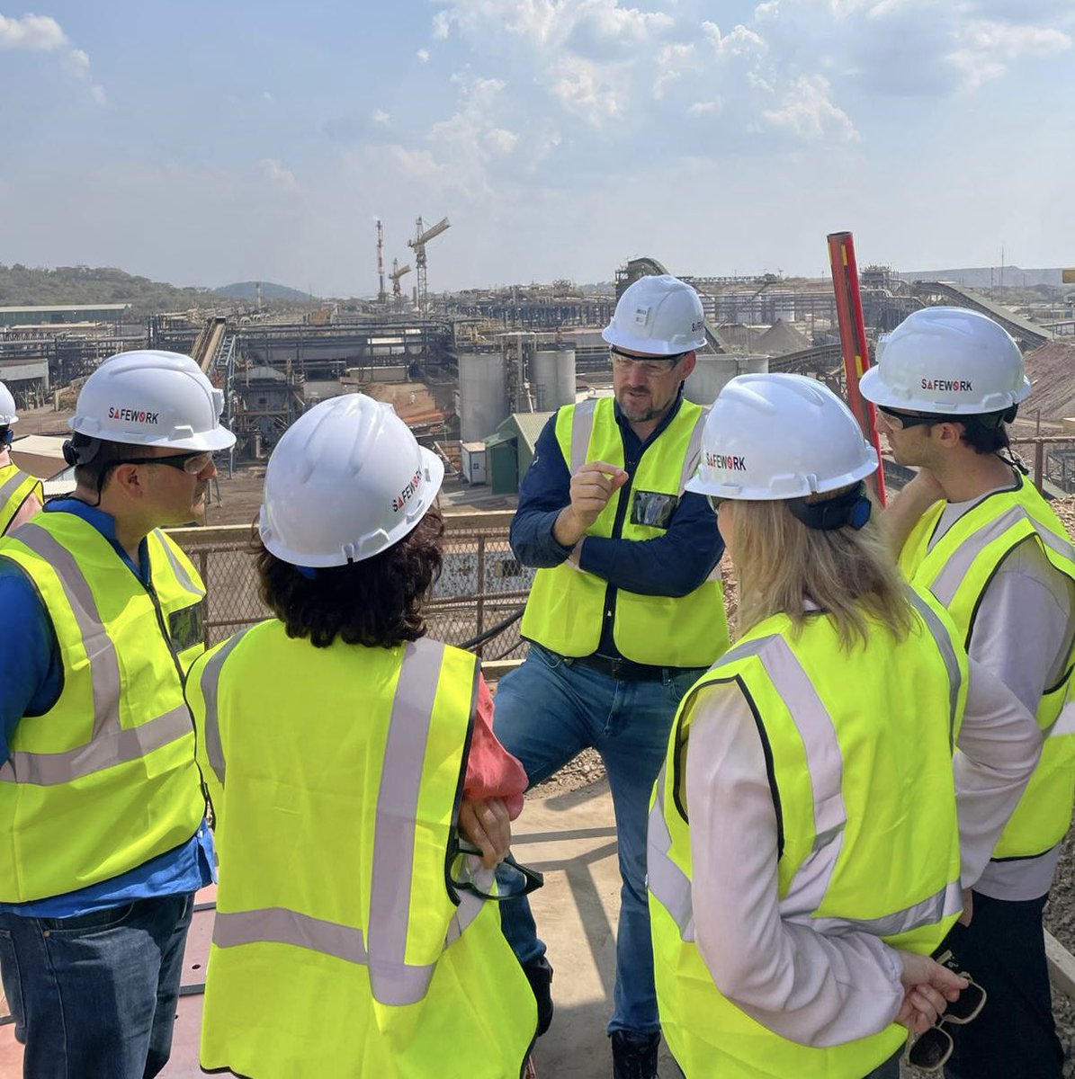 #DRCMiningWeek : <a href="/UEenRDC/">UE en RDC🇪🇺</a> a organisé hier une visite #TeamEurope à Mutanda Mining de <a href="/Glencore/">Glencore</a> à Kolwezi. 

La délégation a eu l’opportunité d’observer en détail une opération industrielle et les opportunités &amp; défis y liés.
 
#GlobalGateway #InvestirResponsable #TeamEurope
