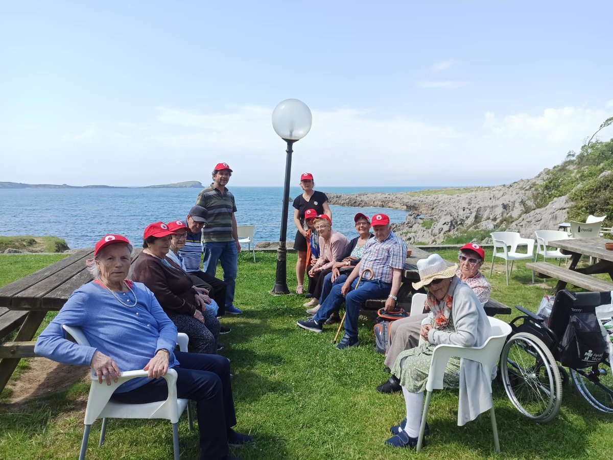 🚌 Primera salida del verano.
13 personas de la #Residencia disfrutamos de un día estupendo en Castro Urdiales: paseo, buena comida, sol y una gran compañía.

Qué alegría compartir la vida.
Somos una gran #familia 💙.