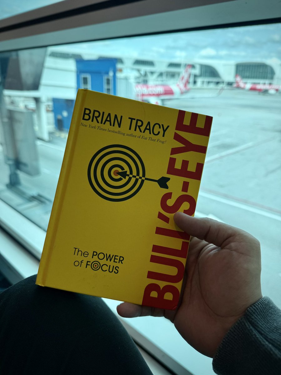 Buku nipis yang dibawa sebagai bekal kembara kali ini. Siapa dah baca?🙋🏻‍♂️

Kata-kata motivasi pak cik Brian Tracy di awal buku ini, “accomplish more in the next few months than many people do in a lifetime.”

Baekk ni. 

.
Abu Hamka | 10 Jun 2025
✈️ Sumatera Barat.