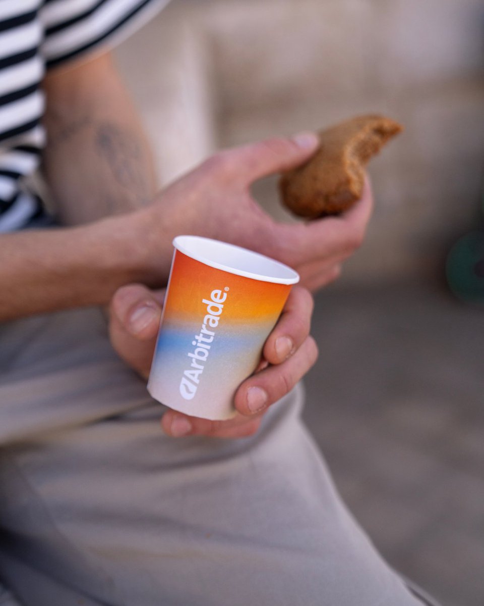 arbitrade_es's tweet image. Un pequeño gesto que transforma tu día y tu energía. ☕✨

#PausaAgradable #MomentoArbitrade #CaféQueInspira #CaféYBienestar #PequeñosPlaceres