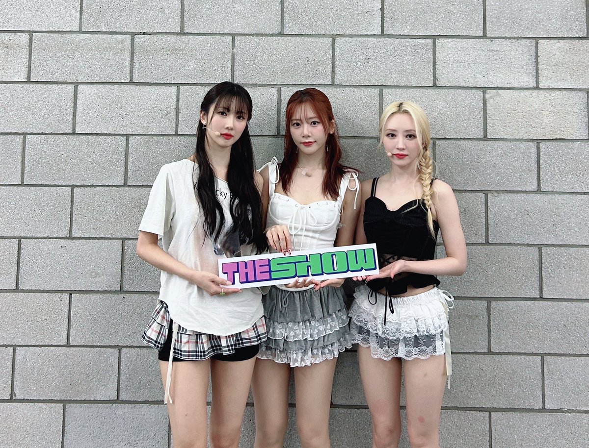 썸냐들 나 이제 #2Months #Attitude 둘 중 뭐가 더 좋고 이런 거 선택하는 거 못하겠음 그래서 걍 대답 회피하고 이럴 때도 많았는데 앞으로는 걍 무조건 둘 다 좋다고 말할테니까 불만 있는 사람이 뭐가 더 좋은지 팔만대장경처럼 이유 써오기 하자 불만 있으면 프리즘타워로 와라 2 Months랑