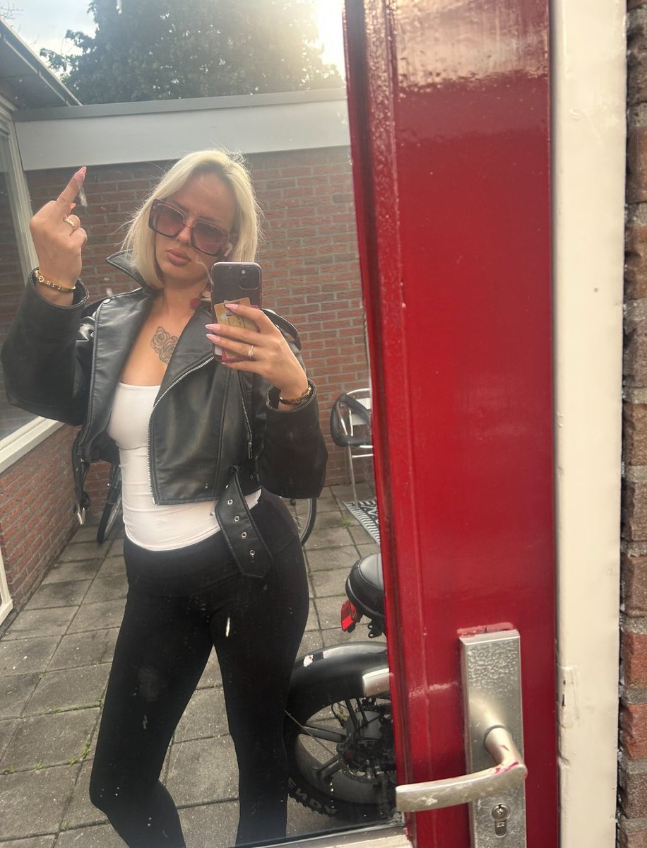 Ich wünsche euch allen einen guten Morgen
Ich bin Herrin Nicki aus Deutschland, ich bin neu hier und ich brauche mehr Sklaven, die mir dienen, retweete von dir, ich liebe meine Bilder