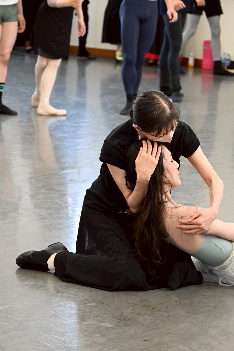 【Today's photo📸】

Giselle
~ Act1 🌿 ~

ジゼル／青山 季可
アルブレヒト／清瀧 千晴
ベルト(ジゼルの母)／諸星 静子
(6/14(土) ソワレ)

牧阿佐美バレヱ団
「ジゼル(全幕)」
ambt.jp/pf-giselle2025/