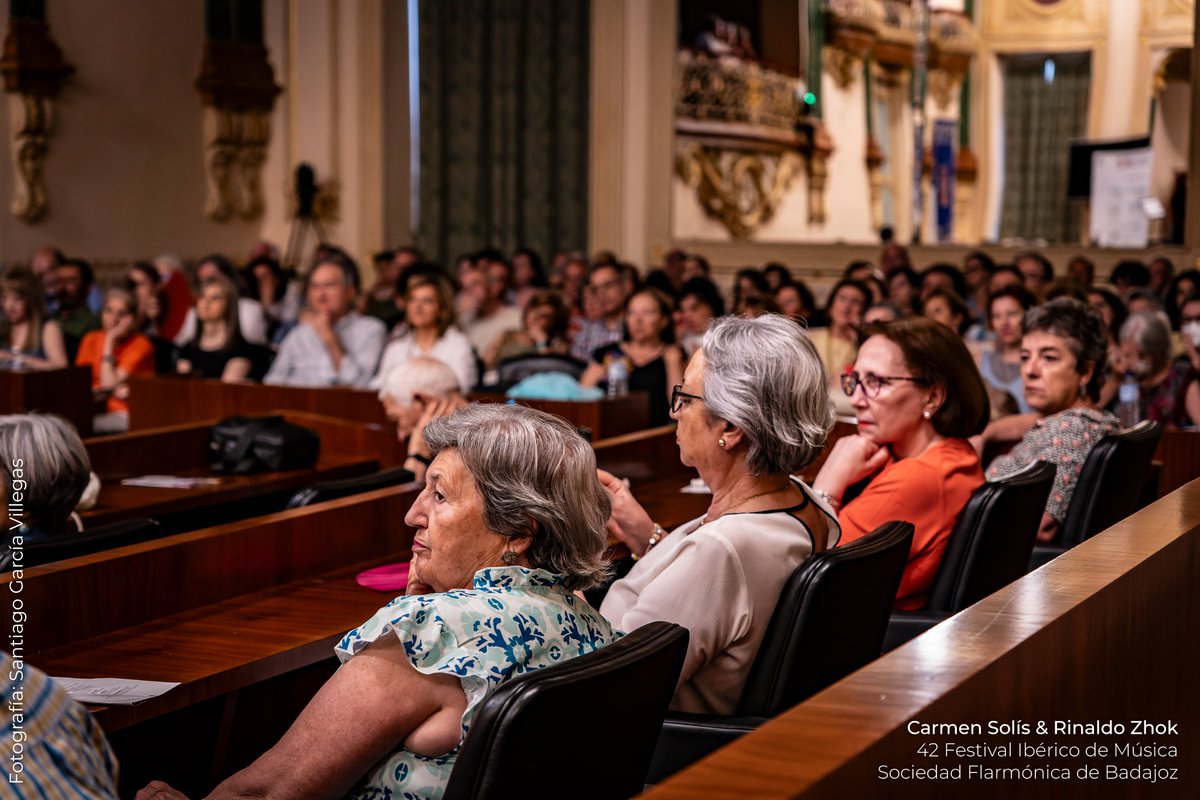 Cerramos anoche el 42 Festival Ibérico de Música de la mejor manera: con la soprano extremeña <a href="/SolisCarmen/">Carmen Solis</a> y el pianista Rinaldo Zhok en un homenaje al compositor extremeño Cristóbal Oudrid. Una velada estupenda. 👏
<a href="/cultura_EXT/">Cultura, Turismo, Jóvenes y Deportes</a> <a href="/DipdeBadajoz/">Diputación de Badajoz</a> <a href="/aytodebadajoz/">Ayuntamiento Badajoz</a> y <a href="/PortugalSevilla/">Consulado Geral Portugal em Sevilha</a>