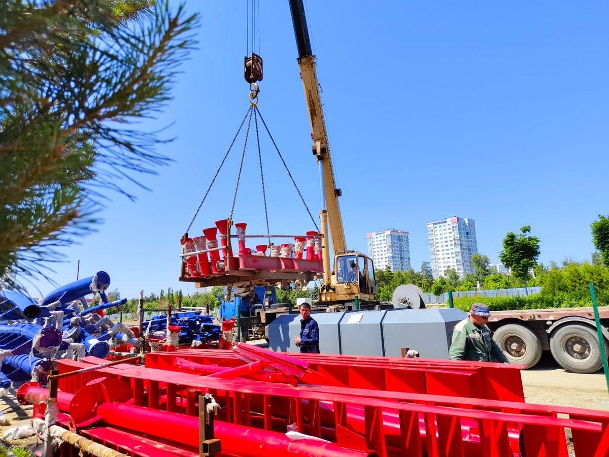 VHCoasters's tweet image. Track for their new Chinese built looping coaster has arrived at Lunapark Volgograd. 

At 34m tall it appears to be a standard Zhipao built loopscrew model.