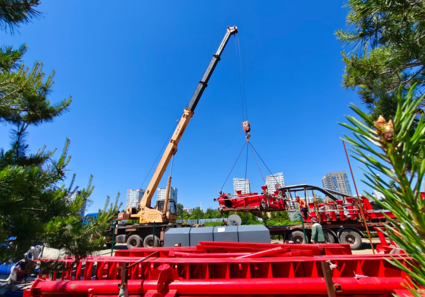 VHCoasters's tweet image. Track for their new Chinese built looping coaster has arrived at Lunapark Volgograd. 

At 34m tall it appears to be a standard Zhipao built loopscrew model.