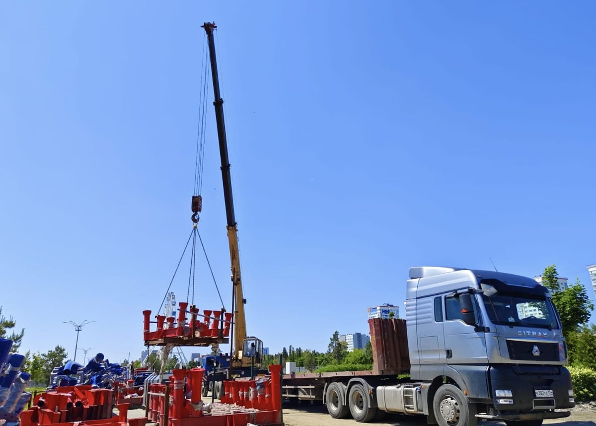 VHCoasters's tweet image. Track for their new Chinese built looping coaster has arrived at Lunapark Volgograd. 

At 34m tall it appears to be a standard Zhipao built loopscrew model.