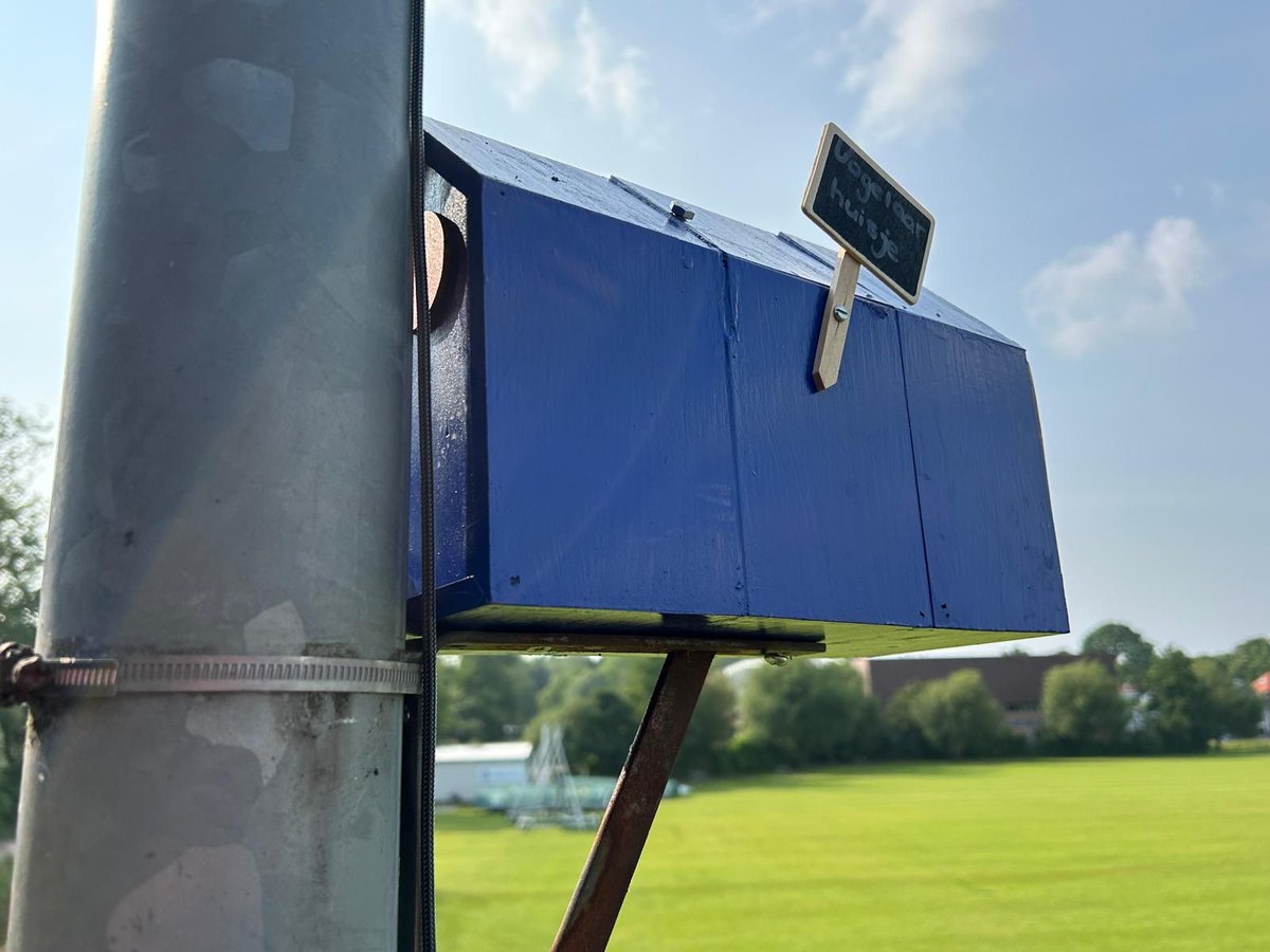 We hadden behoefte aan een plek waar we de microfoon voor de livestream droog konden ophangen ... 🤣 <a href="/Vogelaar/">Harold Vogelaar</a> - huisje

We needed a dry spot where we cut put the mic for the livestream ...🤣 #birdhouse