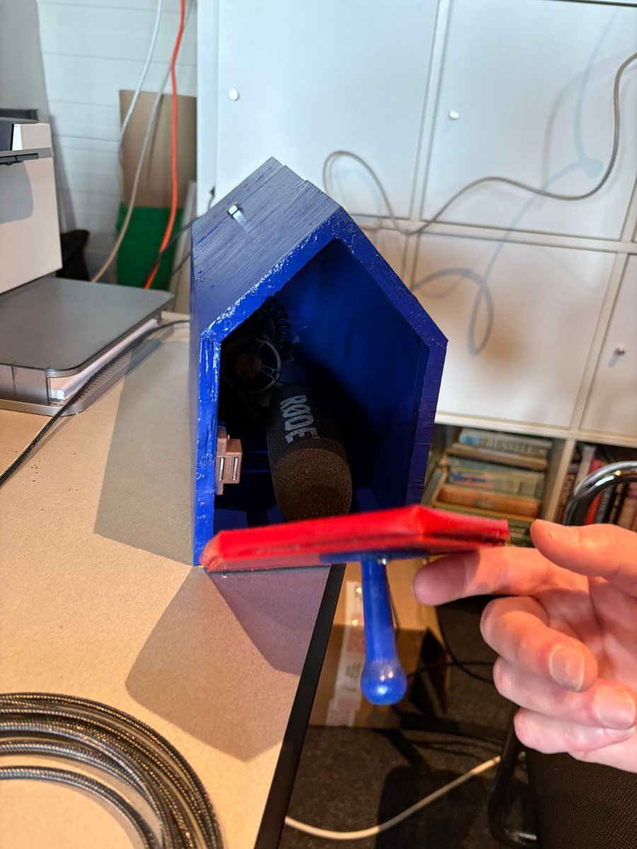 VoorburgCC's tweet photo. We hadden behoefte aan een plek waar we de microfoon voor de livestream droog konden ophangen ... 🤣 @Vogelaar - huisje

We needed a dry spot where we cut put the mic for the livestream ...🤣 #birdhouse https://t.co/CYyyXH37KI