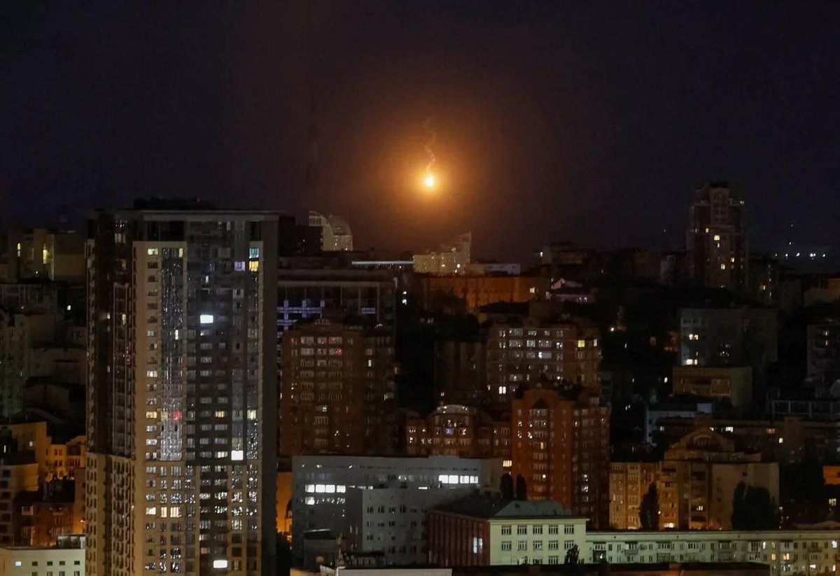 MemorySteelUA's tweet photo. Kyiv came under massive shelling today!
It was intense, I’ll tell you that…😔
#Kyiv #RussiaTerrorist #UkraineWar #StandWithUkraine https://t.co/oL6YtZiBP0