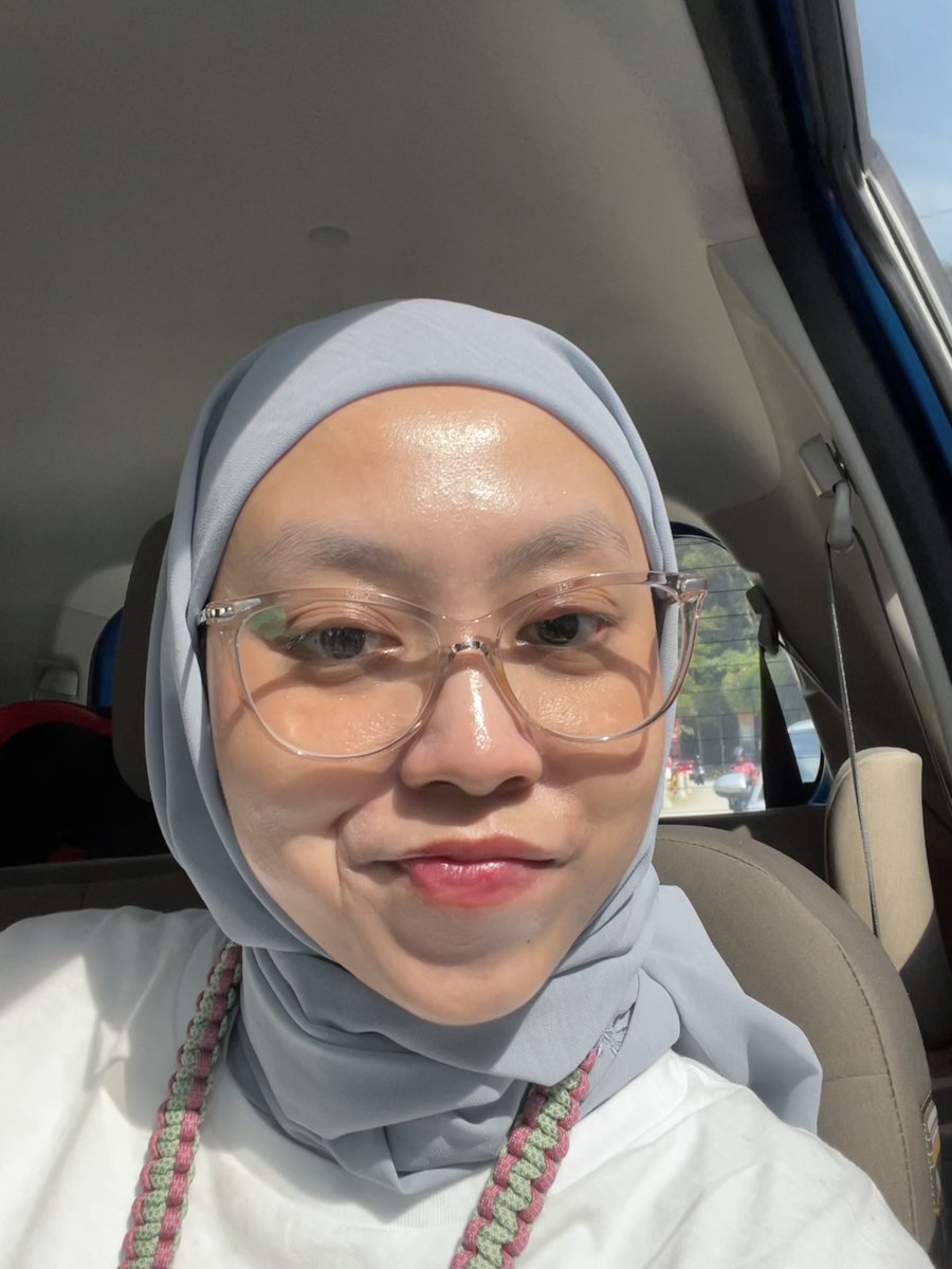 coffeeorcola's tweet photo. Literally cheatcode untuk glowing skin without pakai foundation/concealer.

Kalau malas nak makeup tebal tapi still nak muka nampak bersiap &amp; cantik, 

this is for you 💅🏻 

3 benda je i pakai ⬇️ https://t.co/EuL827dqgk