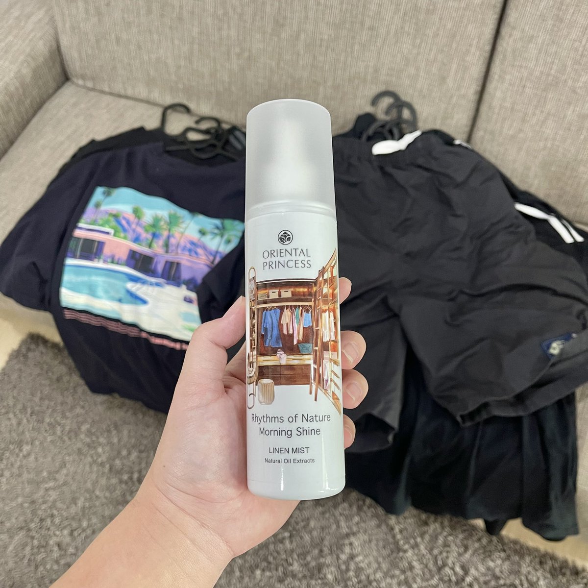 แปะวิธีตู้เสื้อผ้าไม่เหม็น ไม่อับ 100% ให้คับ
ยิ่งหน้าฝน ยิ่งควรมี 

- ใช้กล่องดูดความชื้น ลดกลิ่นอับ ลดเชื้อรา 
- ใส่ถุงหอม แผ่นหอมแขวนในตู้ 
- ก่อนเก็บเสื้อผ้าเข้าตู้ ถ้าไม่รีบ แนะนำใช้สเปรย์ผ้าหอม 
- ผ้าต้องตากให้แห้งก่อนเก็บเข้าตู้ เป็นไปได้อบร้อนช่วยได้เยอะ