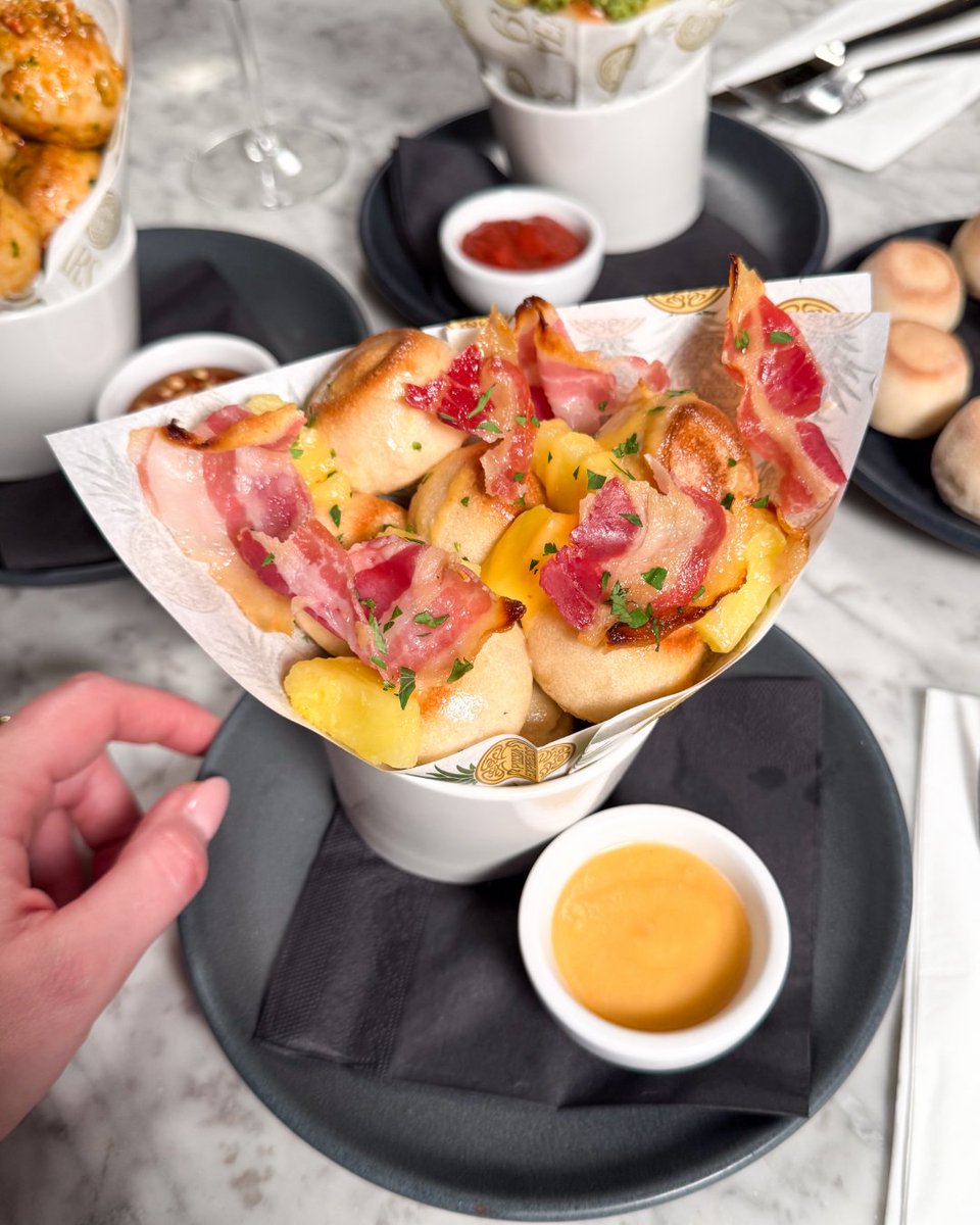 PizzaExpress's tweet image. NEW Summer menu launching today 🤤.
🍍 Hawaiian Hot Dough Balls
🍕 Four Seasons Speciale Romana
🌶️ Calabrian Feast Romana
🎂 Birthday Cake Sundae
See you soon.