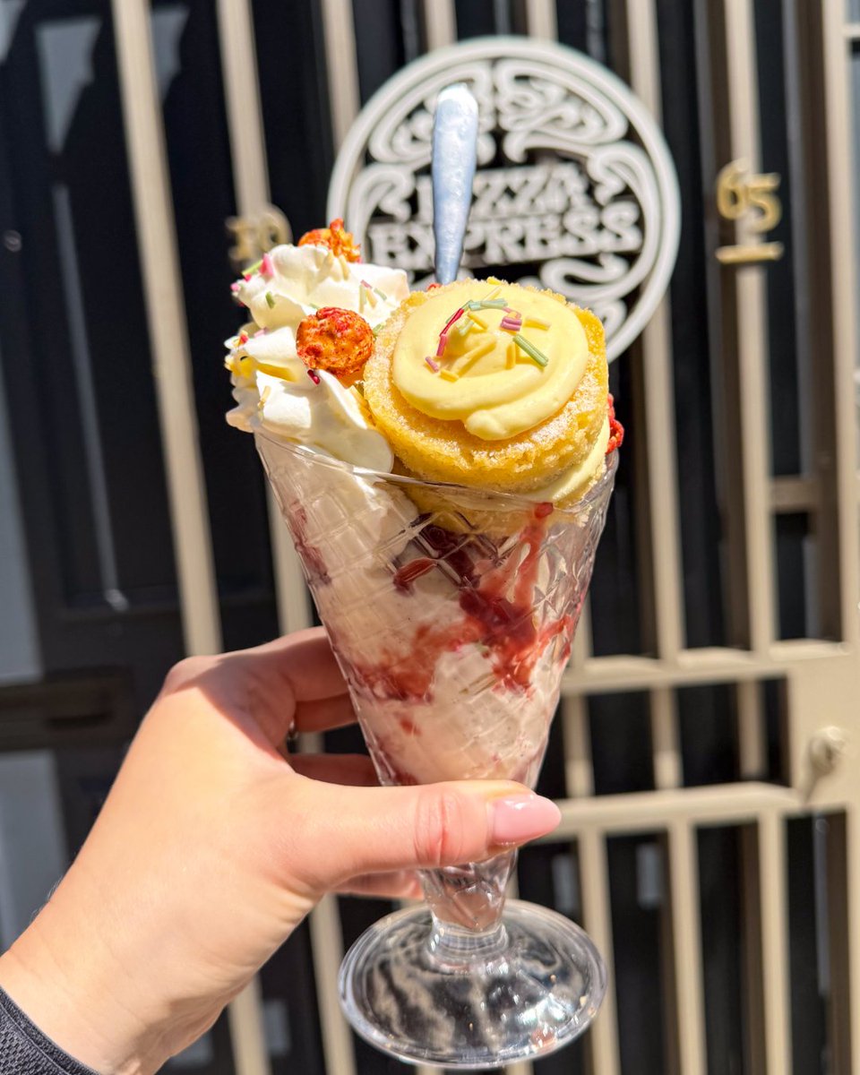 PizzaExpress's tweet image. NEW Summer menu launching today 🤤.
🍍 Hawaiian Hot Dough Balls
🍕 Four Seasons Speciale Romana
🌶️ Calabrian Feast Romana
🎂 Birthday Cake Sundae
See you soon.