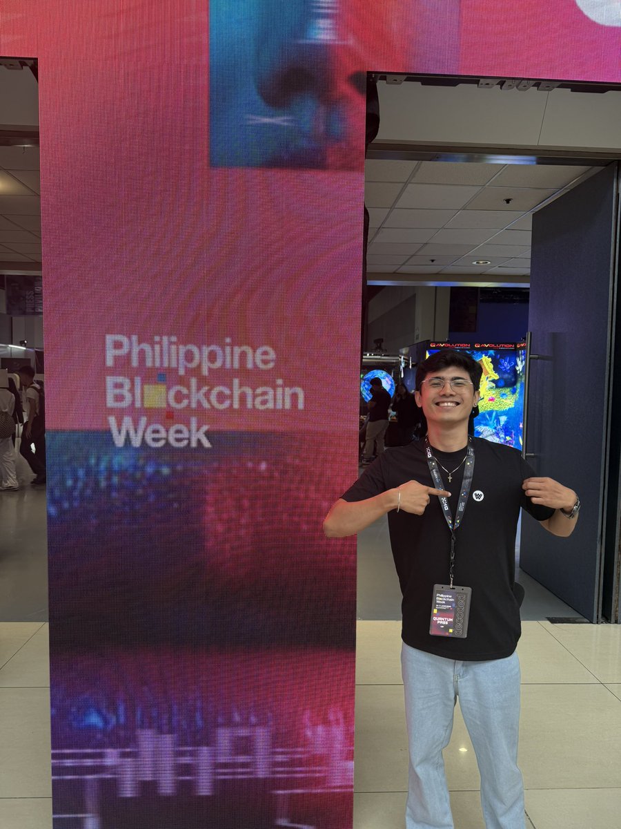 At PBW 
Met our friend in a WLF T-Shirt 

#philippinesblockchainweek  #WLFPROJECT
