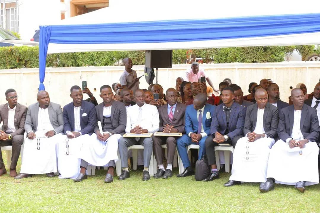 Nkulisa abakulembeze b'Abavubuka mu Buganda abalondeddwa okutambuza emirimu gy'Obwakabaka mu bavubuka abakulembererwa Derrick Kavuma.

Nneebaza n'abakulembeze abawumudde olw'emirimu gye bakoze mu bavubuka ba Buganda naddala okulwanirira ekitiibwa kya Nnamulondo.