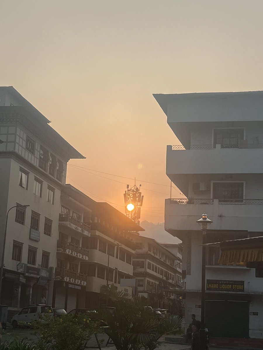 PZaam503's tweet image. Sunrise is beautiful but I don’t like heat 🫀🥵#complicate #feelings