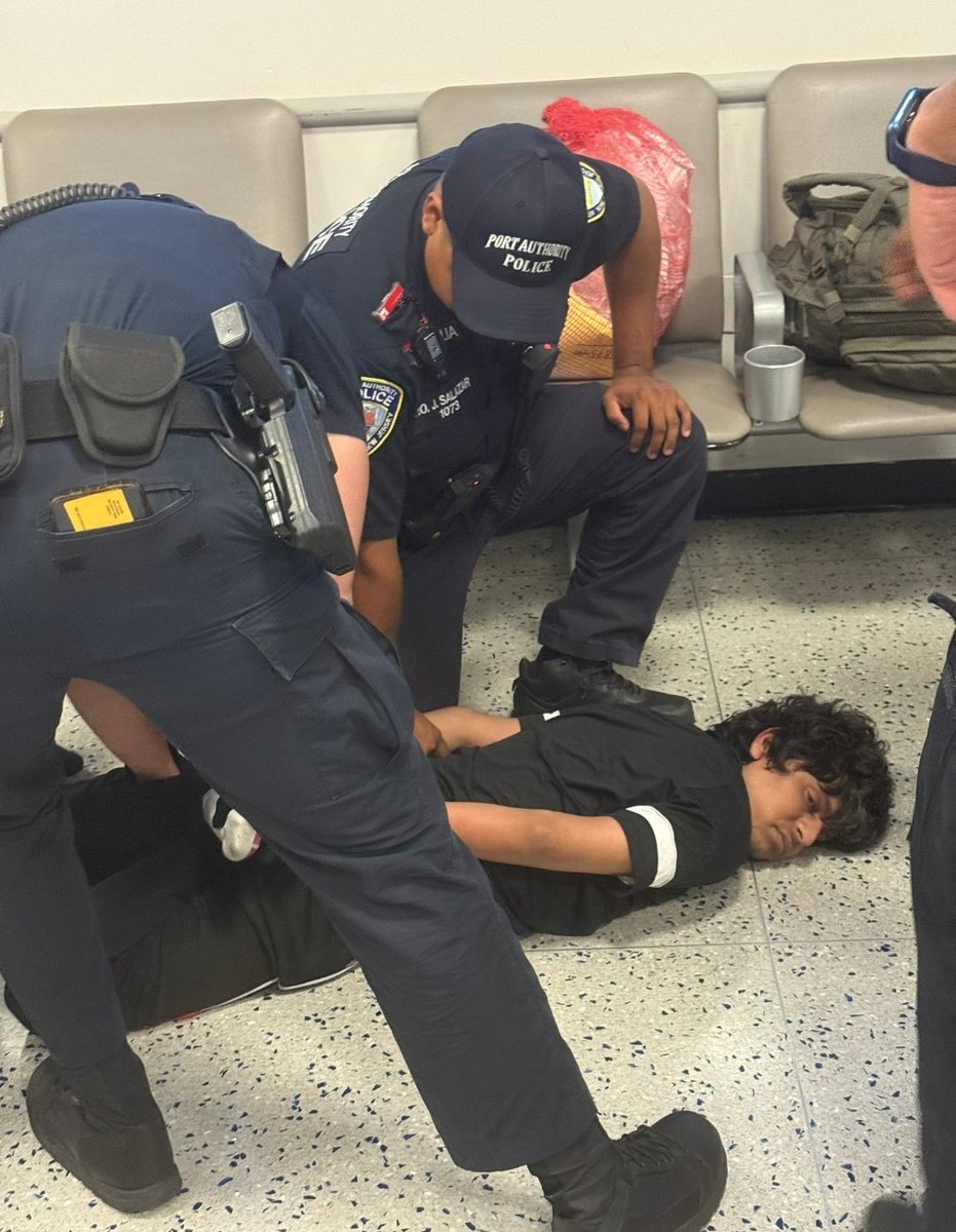 अपने बच्चो को अमेरिका भेजने से पहले मां बाप को दो बार सोचना पड़ेगा 

न्यू जर्सी एयरपोर्ट पर भारतीय छात्र के साथ ऐसा व्यवहार हुआ जैसे वह कोई अपराधी हो  हाथो मे हथकड़ी पहनाई गई जमीन पर लिटाया गया और बदसलूकी की गई आखिरकार उसे भारत डिपोर्ट कर दिया गया
ऐसे मामले अब आम होते जा रहे हैं