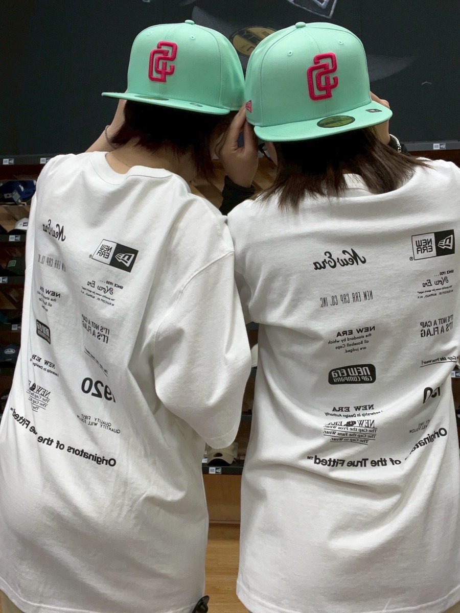 夏を楽しむ #NEWERA Tシャツ☀️

人気の背面デザインです！
いろんなロゴの #ニューエラ がデザインされていてかっこいい！

メンズTシャツですが、女子が着てもバッチリ似合いますね🙆‍♀️🙆‍♀️

人気のニューエラ🧢
他にもたくさんのデザインがあるので店頭で是非チェックしてください✅