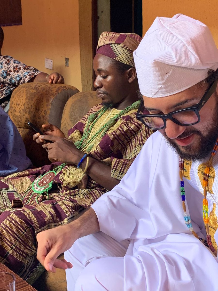 Òsán ni ò sán pẹ́
Òru ni ò pẹ́.
Òkùnkùn ò kùn pẹ́.
Ọ̀ pa bàtà m'ọmọ lẹ́sẹ̀ pẹ́ẹ́ pẹ̀ẹ̀ pẹ́ẹ́
A dífá fun Báalẹjọ́
Tí nt' Ìkòlé ọ̀run bọ̀ wáyé.
Bá a bá lẹ́jọ́ o,
Ṣe b'ọ́rún ẹni la á báá sọ.
Yóó gbè ọ́ o.
Baba ẹni kì í gbe'ni í tì.
Yóó gbè ọ́ o.
Iye ẹni