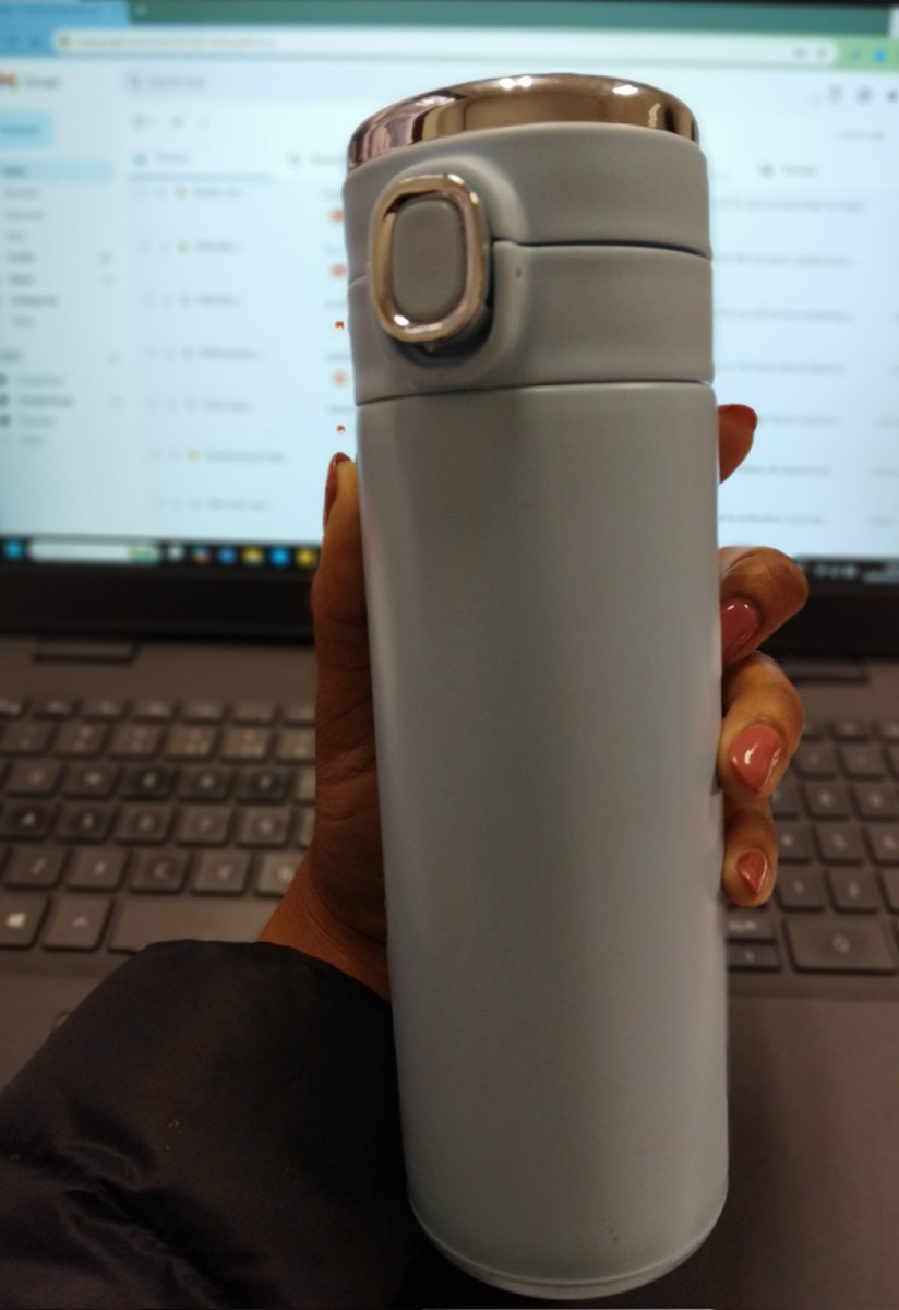 MOMENTS: SIBLINGS GIFTINGS🍶

🥹😍🥹... I never expected this from my brother. He gifted me with such a beautiful vacuumed flask that has temperature experience  during this very 🥶 🧊 🥶 icy cold weather. I've always wanted it but never mentioned it to him