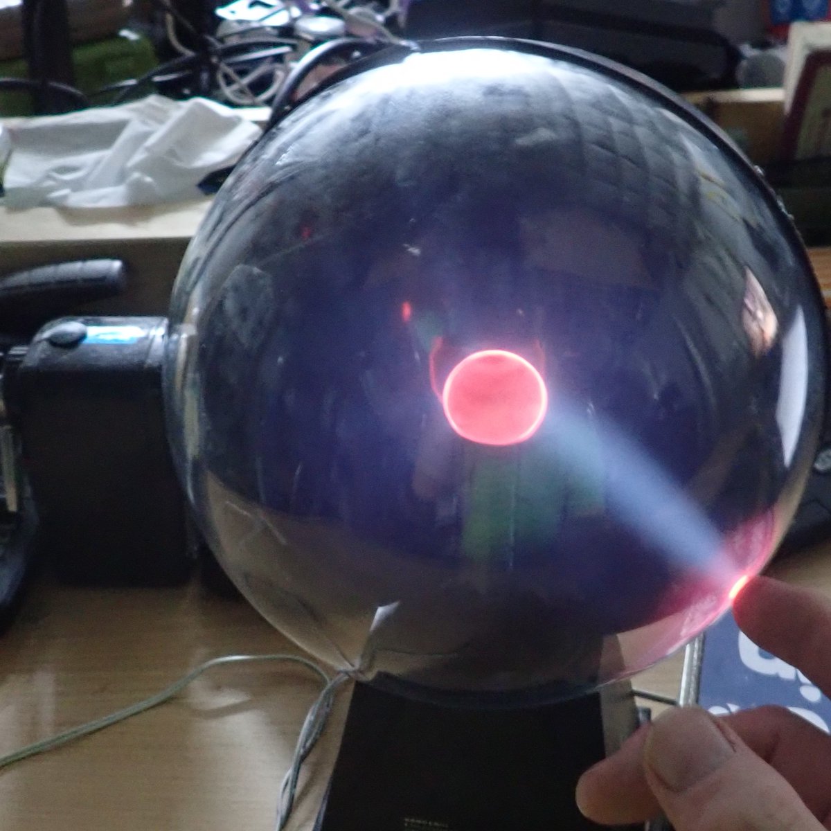 PhilipMRussell1's tweet image. Teaching physics with a plasma ball is pure magic! It’s a brilliant way to spark curiosity about electric fields, ionisation, and how charged particles move. Students feel the science — literally! #PhysicsTeaching #STEMeducation #PlasmaBallScience