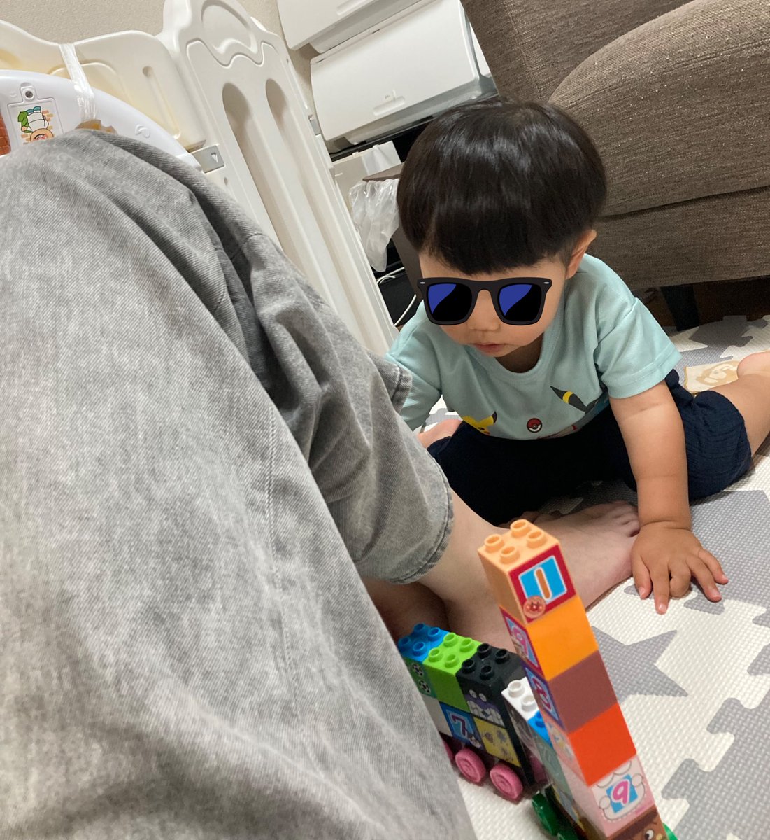 Dsmktmg_'s tweet photo. 雨の日の自宅保育
もう30分近く電車のトンネル役させられてる
動いたら怒られる https://t.co/MhuX73hoM4