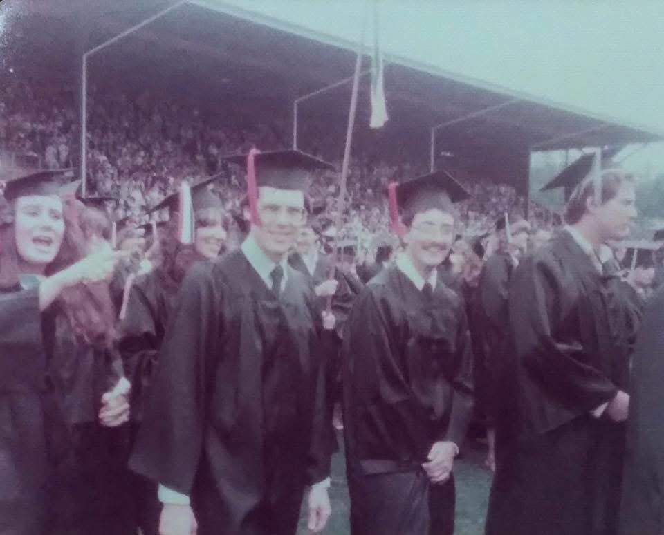 ScottWAllen16's tweet image. 41 years ago today I graduated from Oregon at Hayward Field, the first person in my family to earn a degree.
.
Oregon was the best decision of my young life.
.
I wanted a BS in journalism & was unwilling to compromise.
.
A long way from my childhood Bronx home.
.
💚🦆💛
.
.