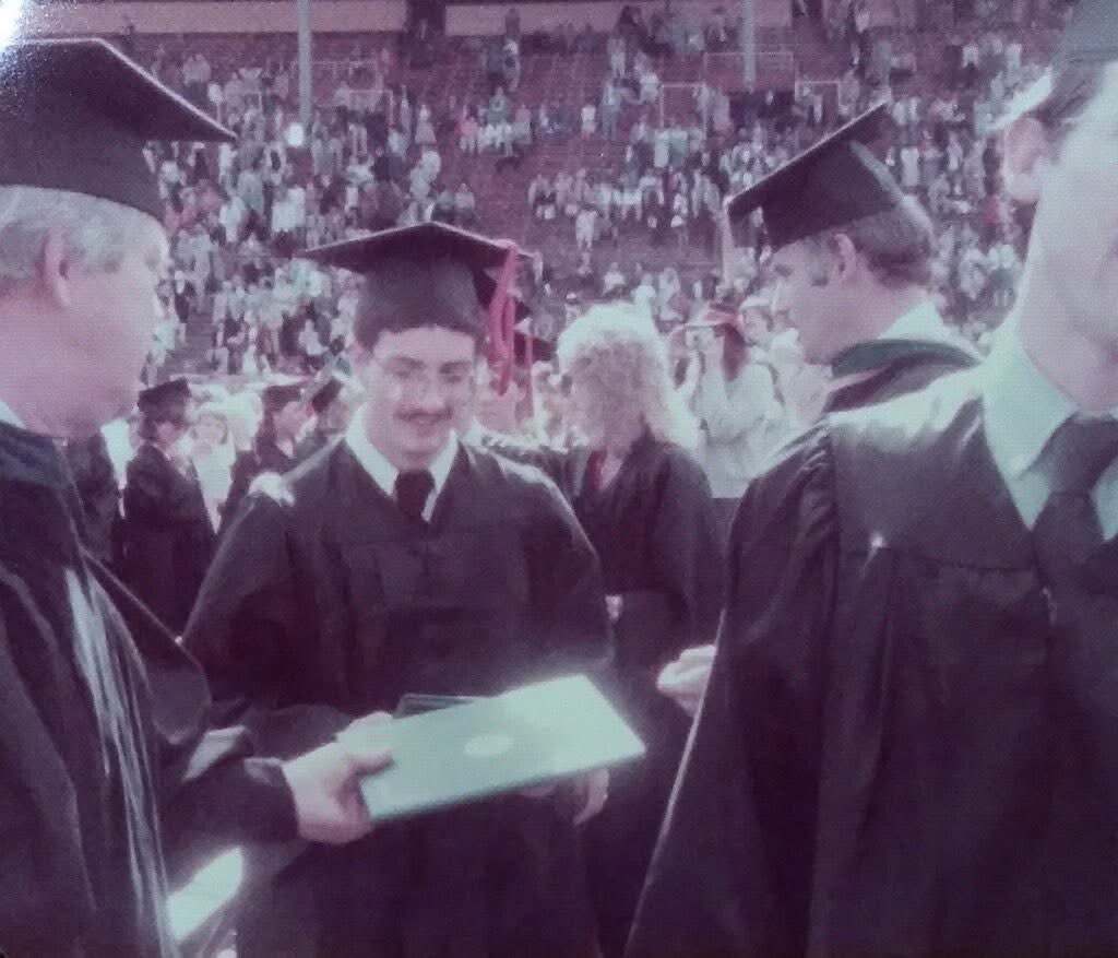 ScottWAllen16's tweet image. 41 years ago today I graduated from Oregon at Hayward Field, the first person in my family to earn a degree.
.
Oregon was the best decision of my young life.
.
I wanted a BS in journalism & was unwilling to compromise.
.
A long way from my childhood Bronx home.
.
💚🦆💛
.
.
