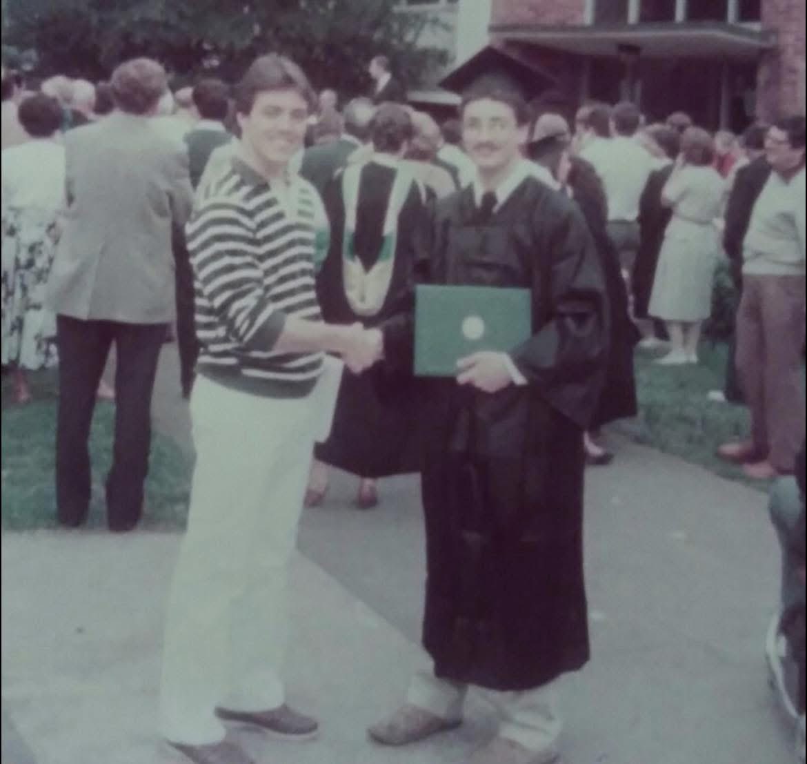 ScottWAllen16's tweet image. 41 years ago today I graduated from Oregon at Hayward Field, the first person in my family to earn a degree.
.
Oregon was the best decision of my young life.
.
I wanted a BS in journalism & was unwilling to compromise.
.
A long way from my childhood Bronx home.
.
💚🦆💛
.
.