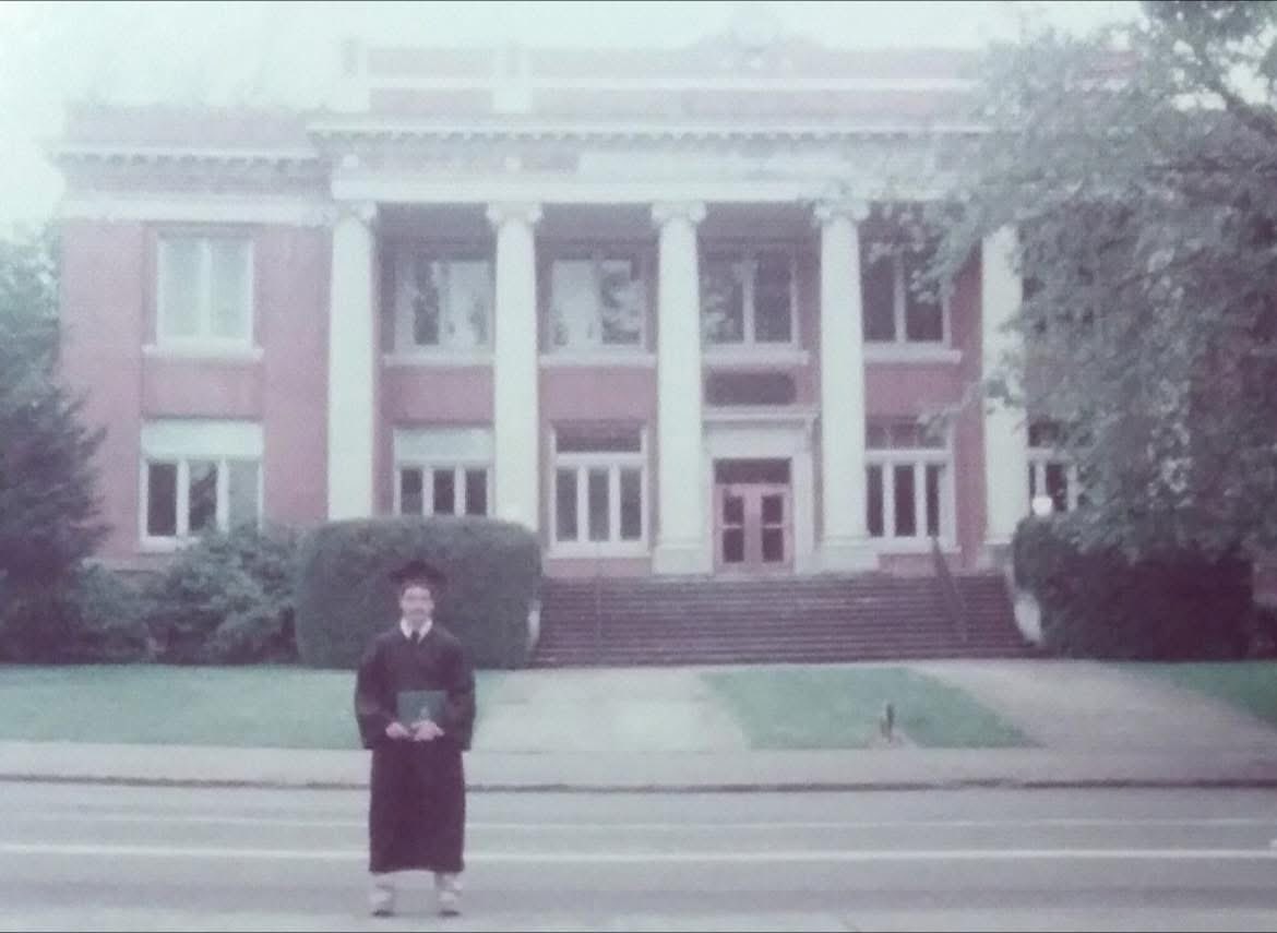 ScottWAllen16's tweet image. 41 years ago today I graduated from Oregon at Hayward Field, the first person in my family to earn a degree.
.
Oregon was the best decision of my young life.
.
I wanted a BS in journalism & was unwilling to compromise.
.
A long way from my childhood Bronx home.
.
💚🦆💛
.
.