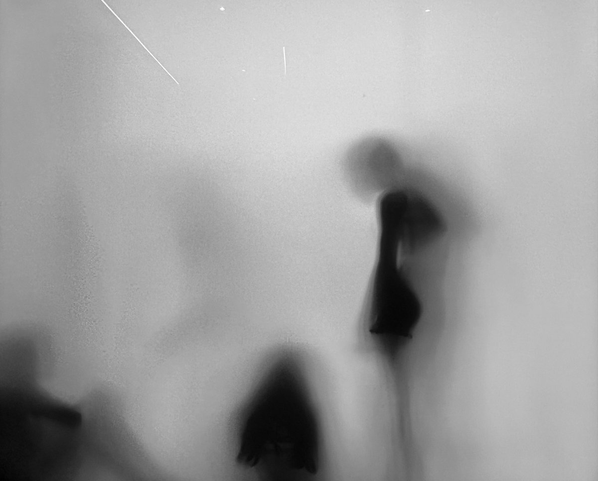 Hay gente joven ahí afuera. 
Tal vez dispersos y sin rumbo.
Esa edad en la que te buscas, sin encontrarte.
📸iacobum