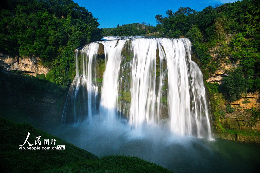 PDChinese's tweet image. 【貴州安順：豐水期黃果樹瀑布場面壯觀】6月9日，在貴州省安順市關嶺布依族苗族自治縣的黃果樹瀑布迎來豐水期，整個瀑布從70多米高處傾瀉而下，場面蔚為壯觀。