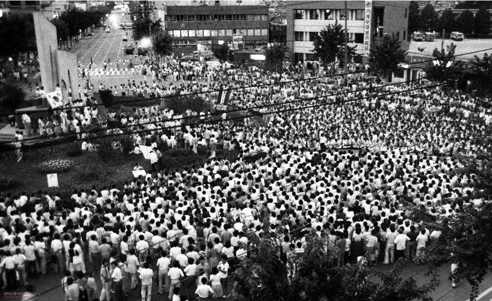 오늘은 1987년 6월민주항쟁 기념일 입니다. 6월 10일의 구호였던 호헌철폐, 독재타도는 2025년 오늘 내란청산 사회대개혁이 되었습니다. 
아래 사진은 대구지역 6.10민주항쟁 시기 2.28민주기념탑 앞에 모인 시민들의 모습을 담은 사진 입니다. #내란종식