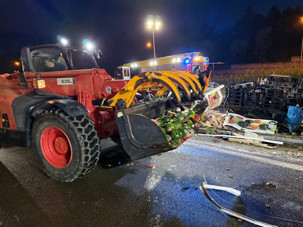 [Accident d'un poids lourd] sur l’A1 hier soir avec le camion semi-remoque immobilisé sur le flanc et le conducteur incarcéré.

Missions du CGDIS : 
• Désincarcération &amp; transport à l’hôpital 
• Redressement du camion &amp; ramassage de la charge avec P&amp;C &amp; une entreprise privée