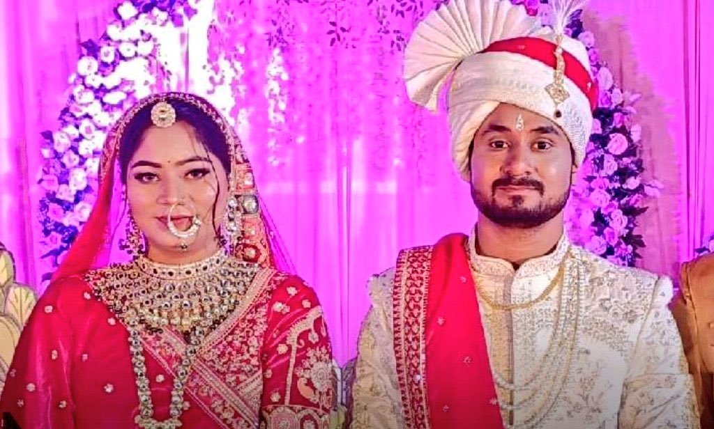 IAbhay_Pratap's tweet photo. थ्रेड 1

राजा रघुवंशी की खौफनाक हत्या की टाइमलाइन

सोनम रघुवंशी ने शादी से पहले ही राजा रघुवंशी की हत्या की प्लानिंग कर ली थी

इसके बाद सोनम की आंखों के सामने राजा रघुवंशी को कुल्हाड़ी से काटा गया और खुद सोनम ने राजा को खाई में धक्का दिया

इस कातिल औरत ने कैसे राजा रघुवंशी को मारा, इस थ्रेड के माध्यम से देखिए