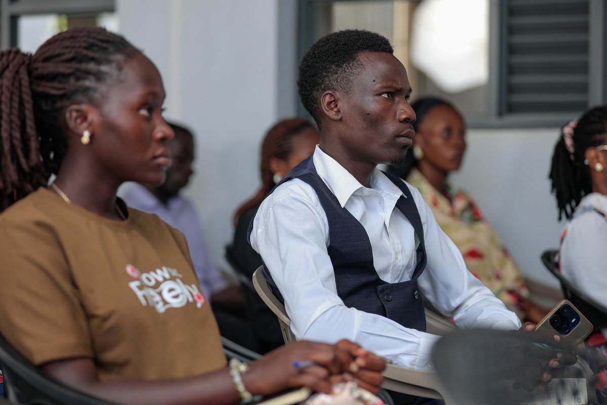 reachahand tweet picture