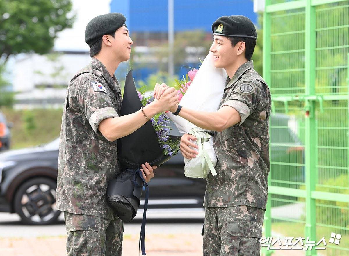 lessrow's tweet image. Welcome taehyung #taehyung  🫰🏻🫶🏻💜🐯🐻